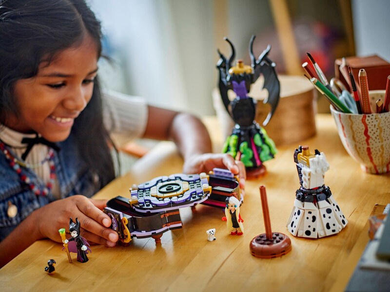 LEGO Disney Princess 43262 Maleficents and Cruella De Vils Dresses