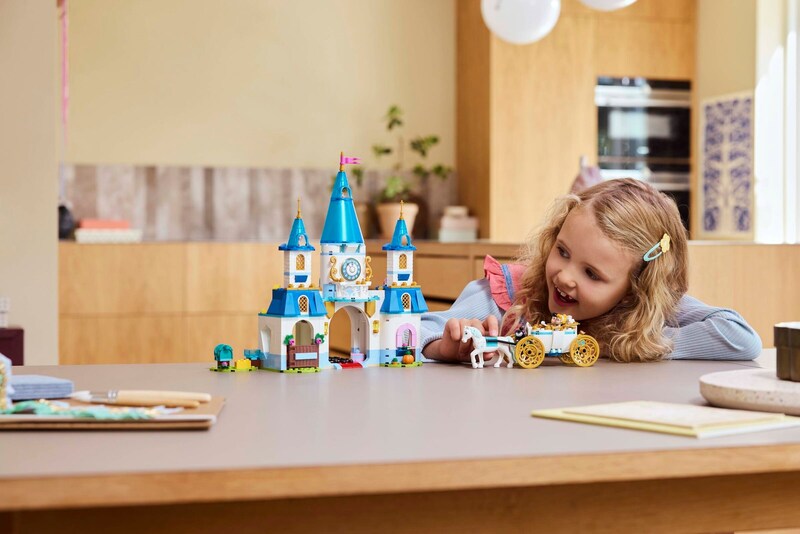 LEGO Disney 43275 Cinderellas Castle & Horse Carriage