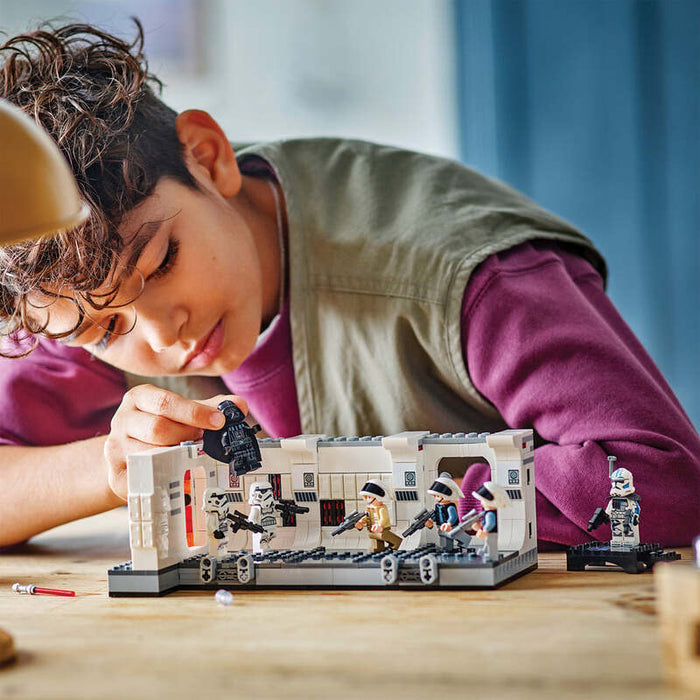 LEGO Star Wars 75387 Boarding the Tantive IV