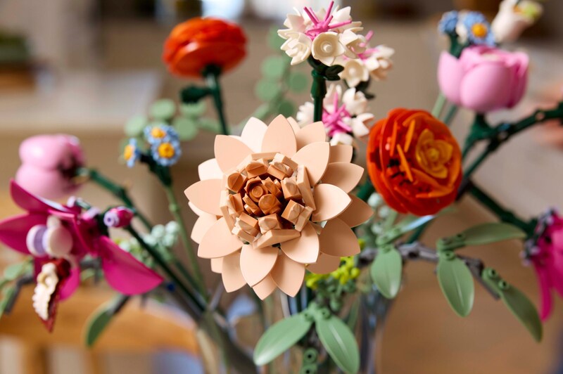 LEGO Icons 10342 Pretty Pink Flower Bouquet