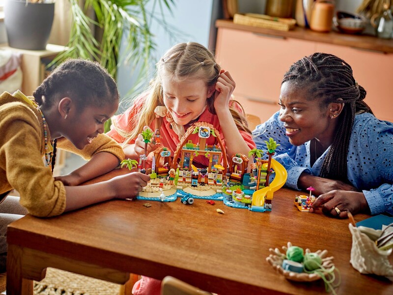 LEGO Friends 42673 Family Vacation Beach Resort